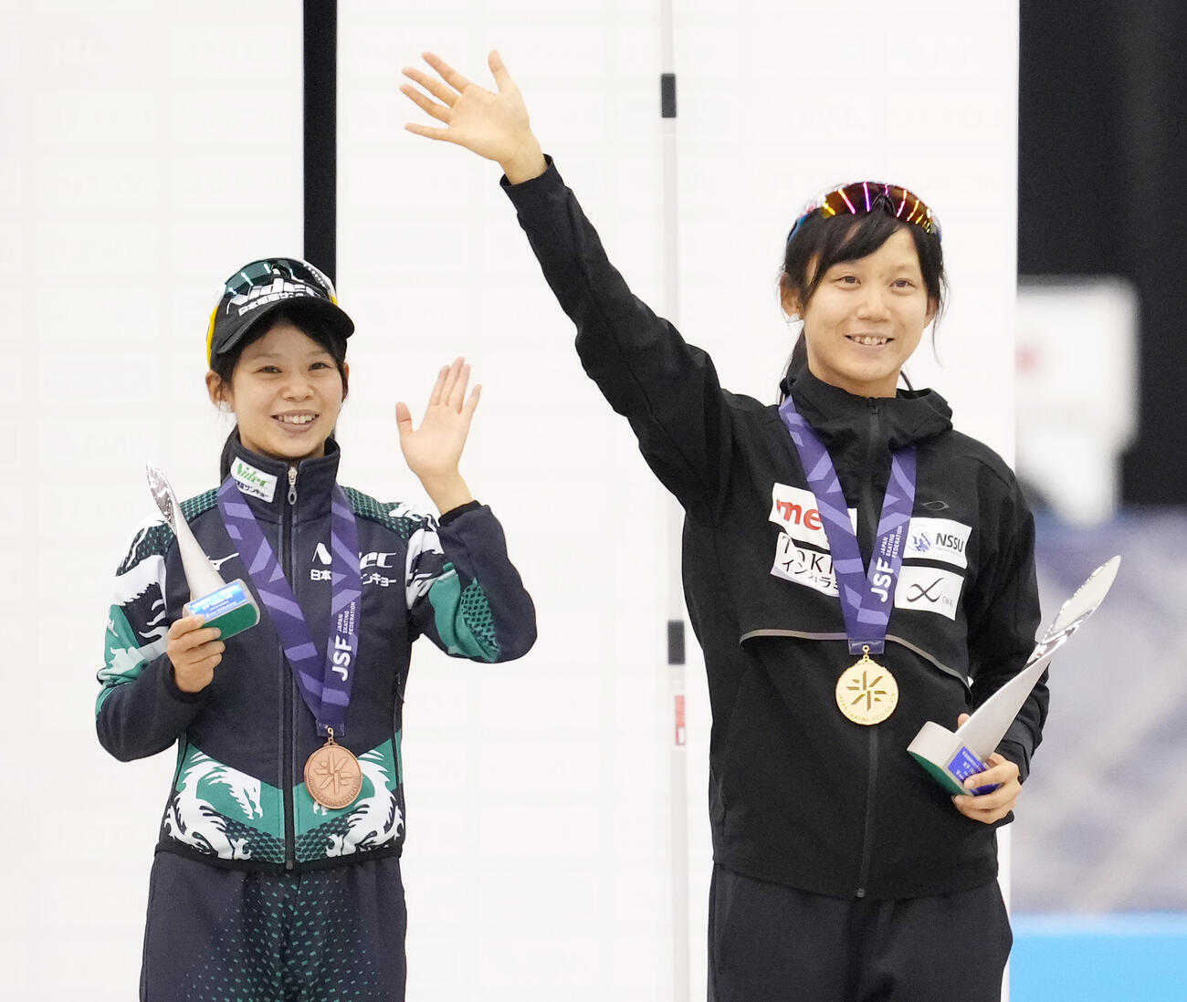全日本スピードスケート距離別選手権大会　女子1500メートルで優勝しスタンドに手を振る高木美帆（右）と3位の高木菜那＝2021年10月