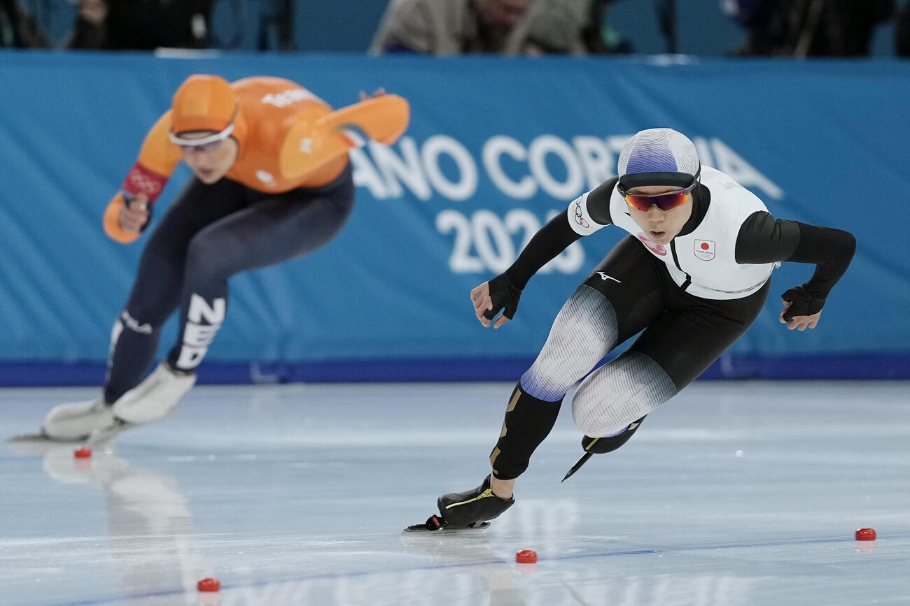 女子1000メートルで滑走する高木。左はレールダム（撮影・前田充）