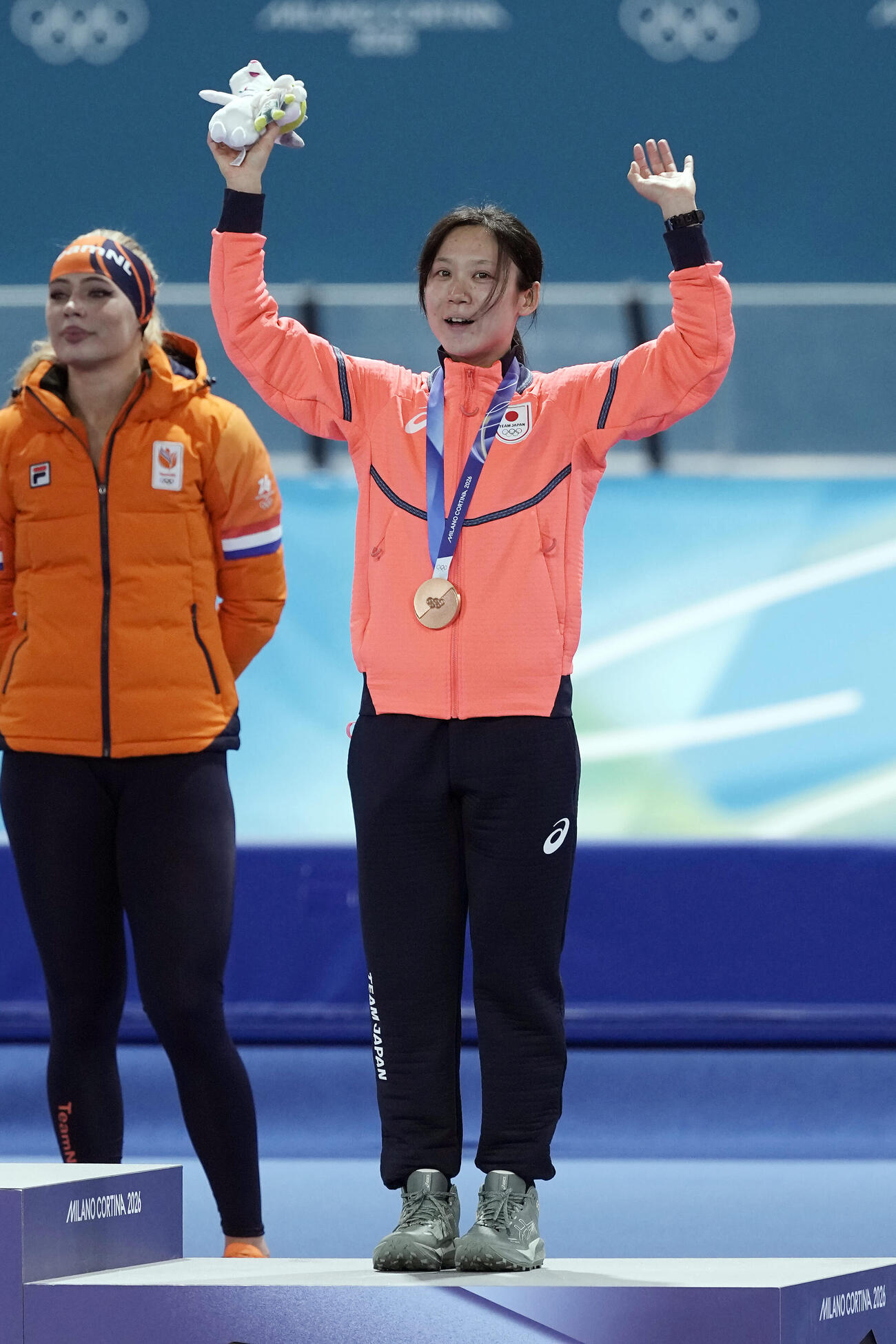 女子1000メートルで銅メダルを獲得し、表彰台で笑顔を見せる高木（撮影・前田充）