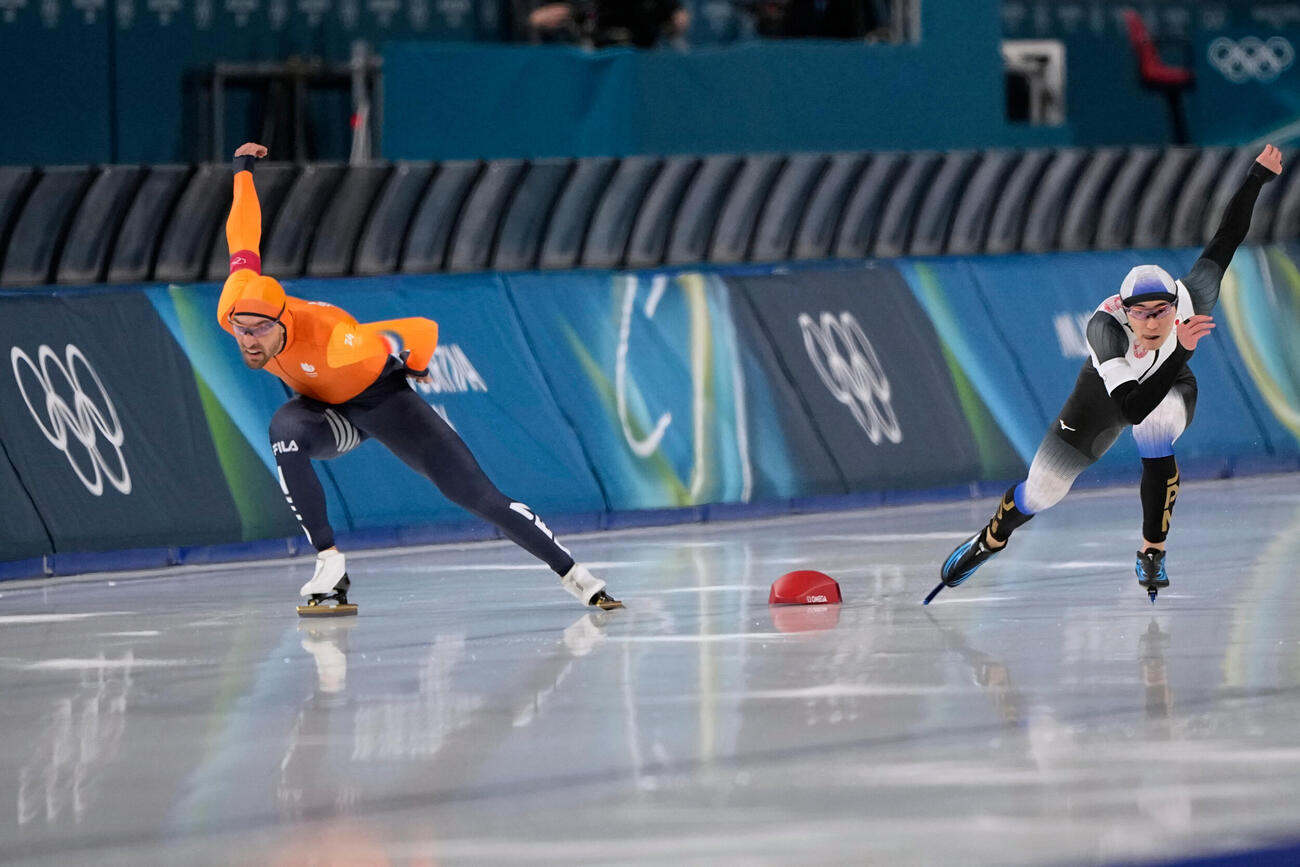 スピードスケート男子1000ｍ決勝で滑走する野々村太陽（右）（AP）