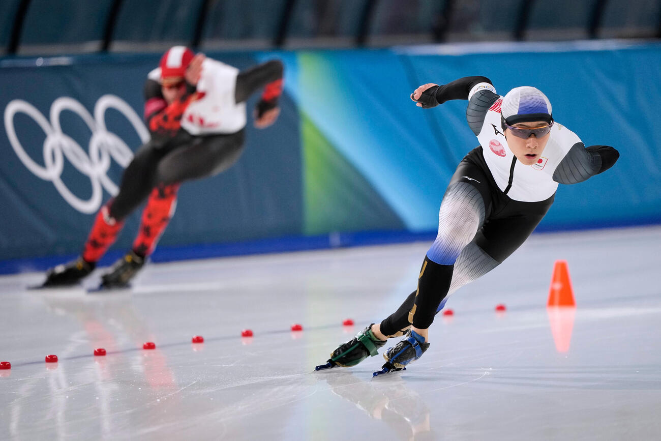 スピードスケート男子1000ｍ決勝で滑走する森重航（右）（AP）