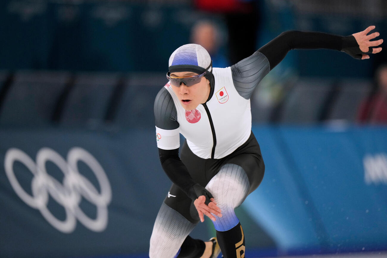 スピードスケート男子1000ｍ決勝で滑走する森重航（AP）