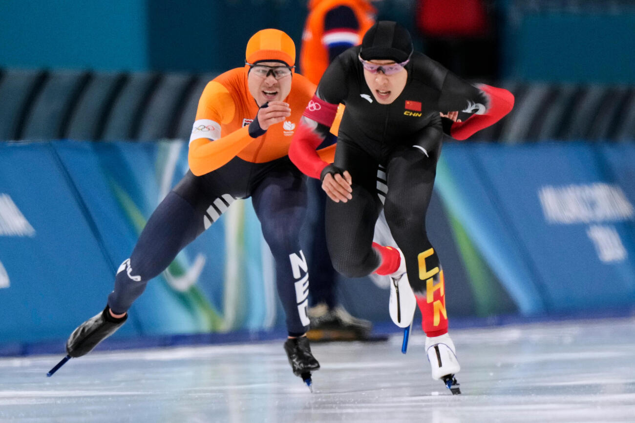 中国の廉子文（左）と交錯するオランダのベンネマルス（AP）