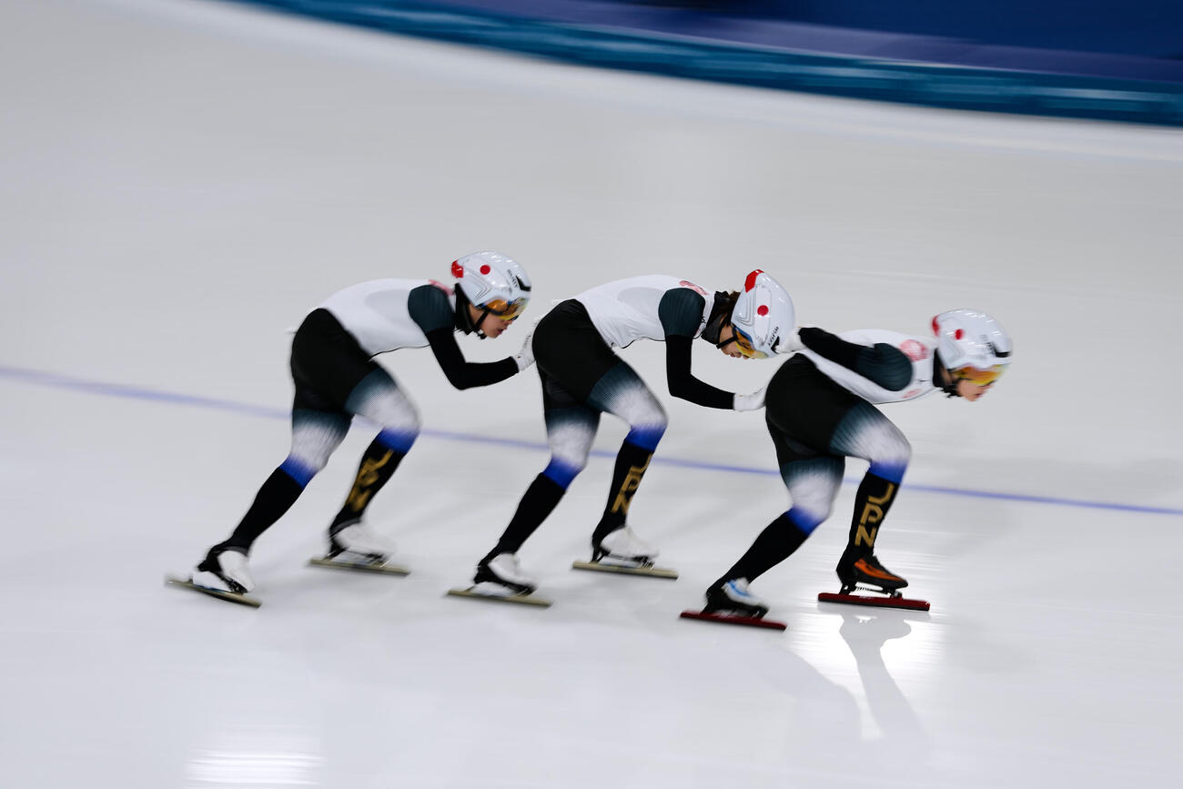 女子団体追い抜き　準決勝進出を決めた日本チーム（AP）