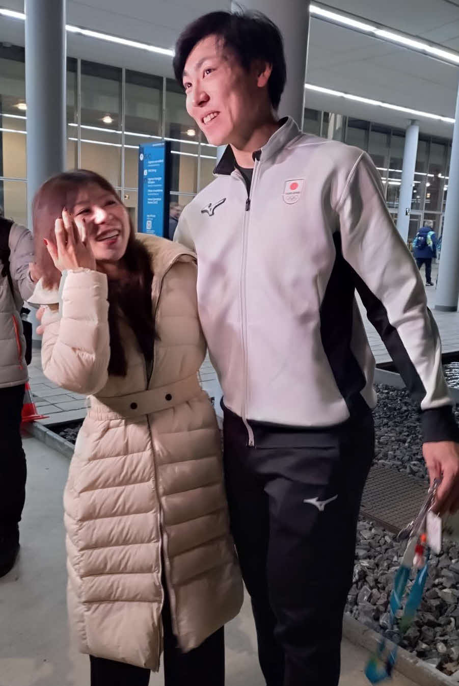 吉田（左）のインタビュー中に、レースを終えた新濱が登場する