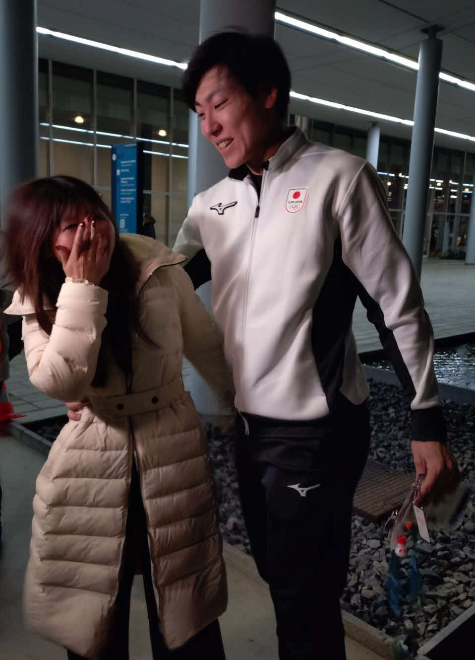 吉田（左）のインタビュー中に、レースを終えた新濱が登場する