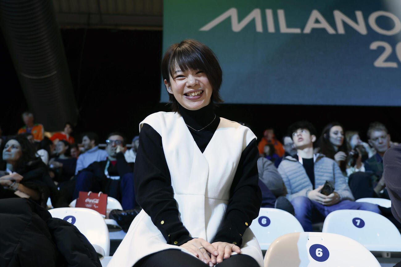 女子500メートルで高木のレースを見守った姉の菜那さん（撮影・前田充）