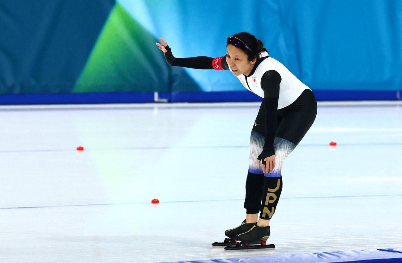 スピードスケート女子500ｍ　レースを終え、声援に応える高木美帆（ロイター）
