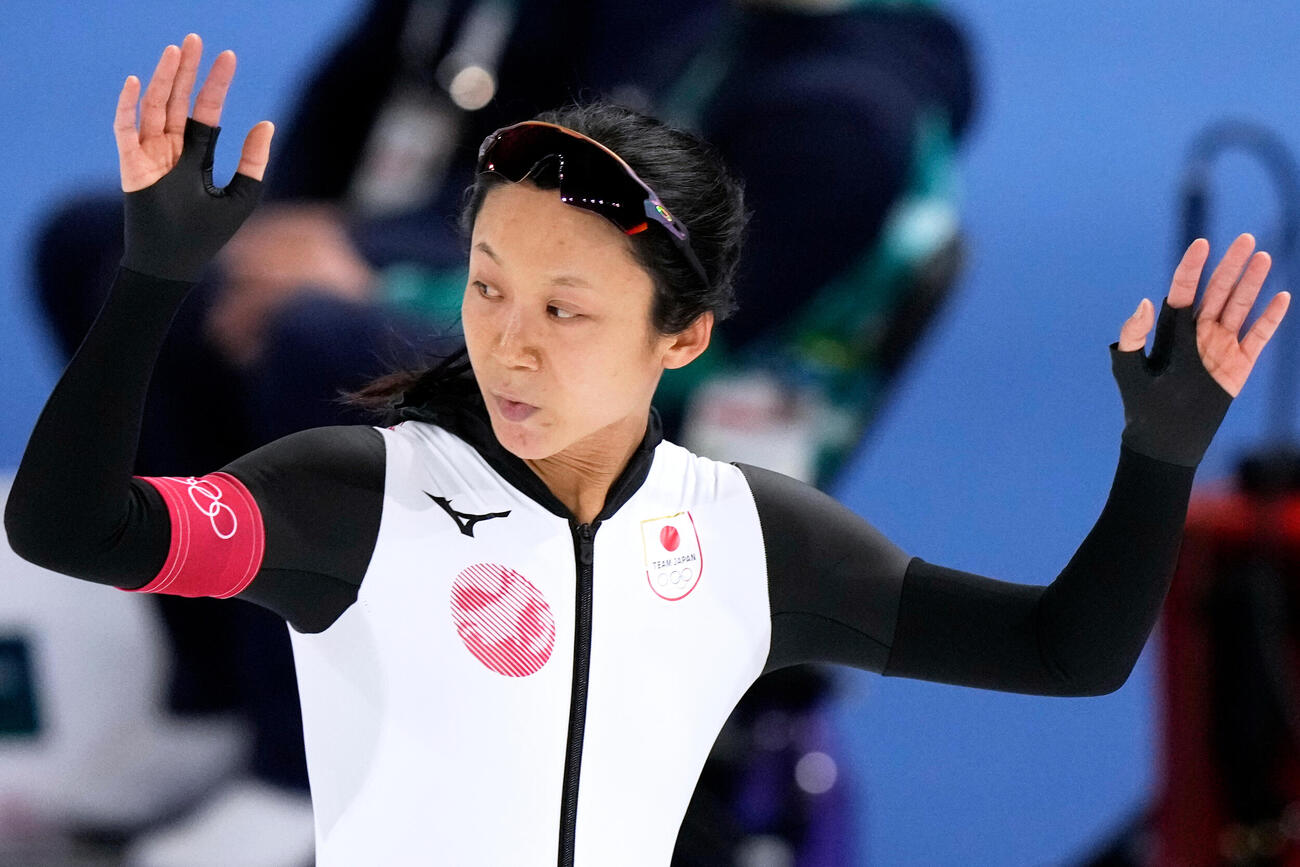 スピードスケート女子500ｍ　レースを終え、声援に応える高木美帆（AP）