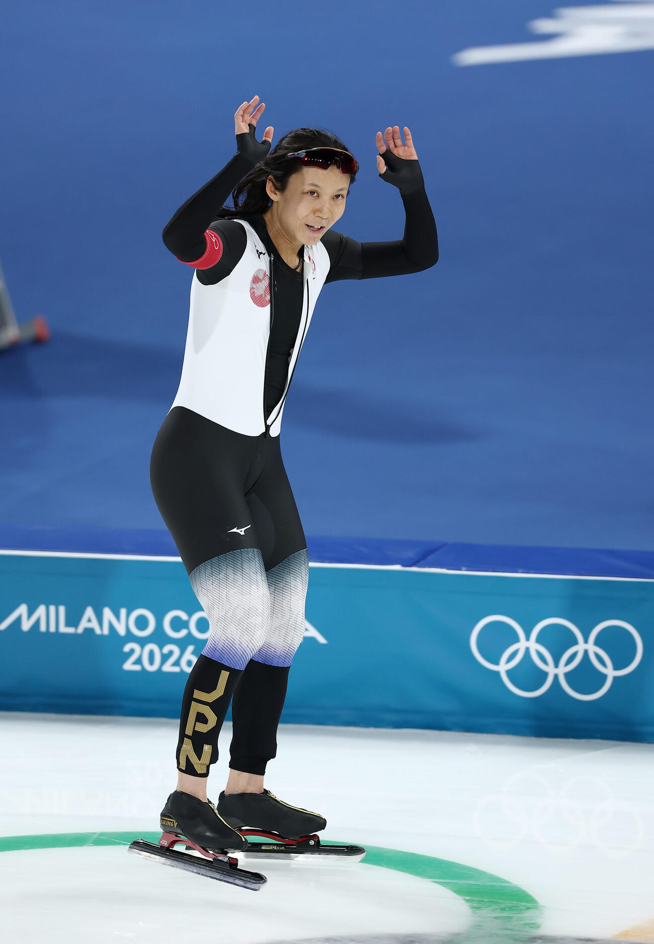 女子500メートルで滑走を終え、歓声に応える高木（撮影・前田充）
