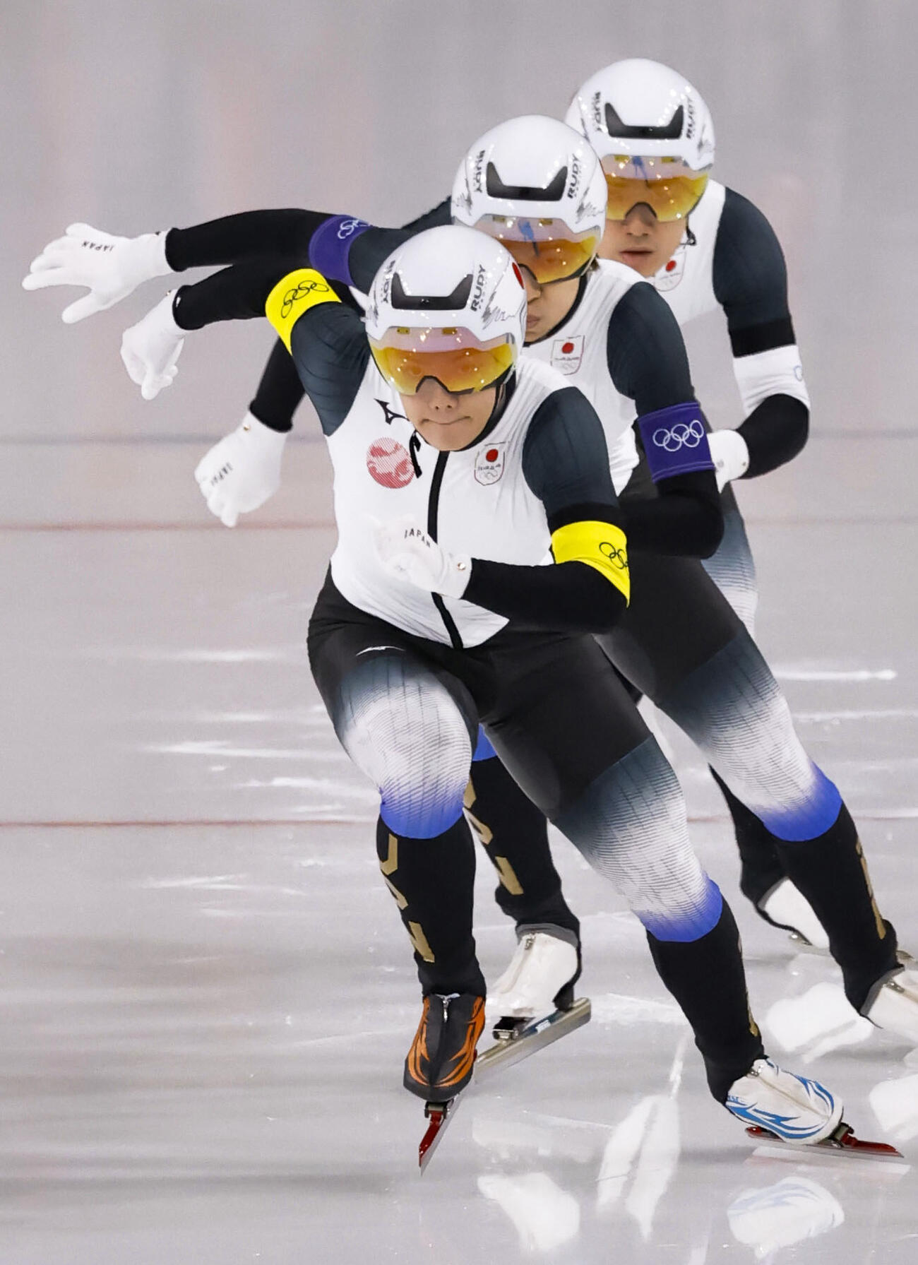 男子団体追い抜き1回戦　滑走する（手前から）佐々木翔夢、山田和哉、蟻戸一永（共同）
