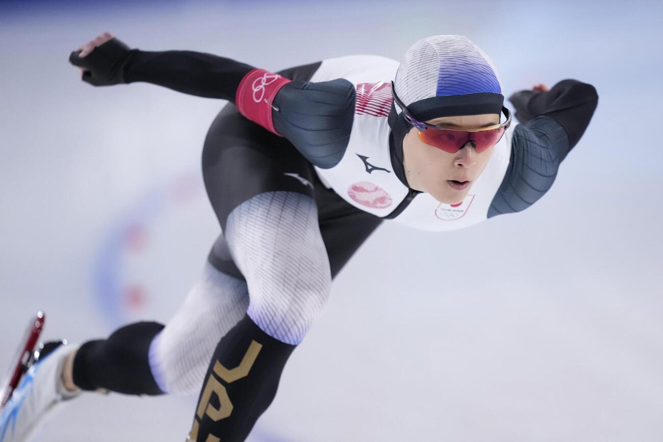 女子500 メートル 　滑走する山田梨央（共同）