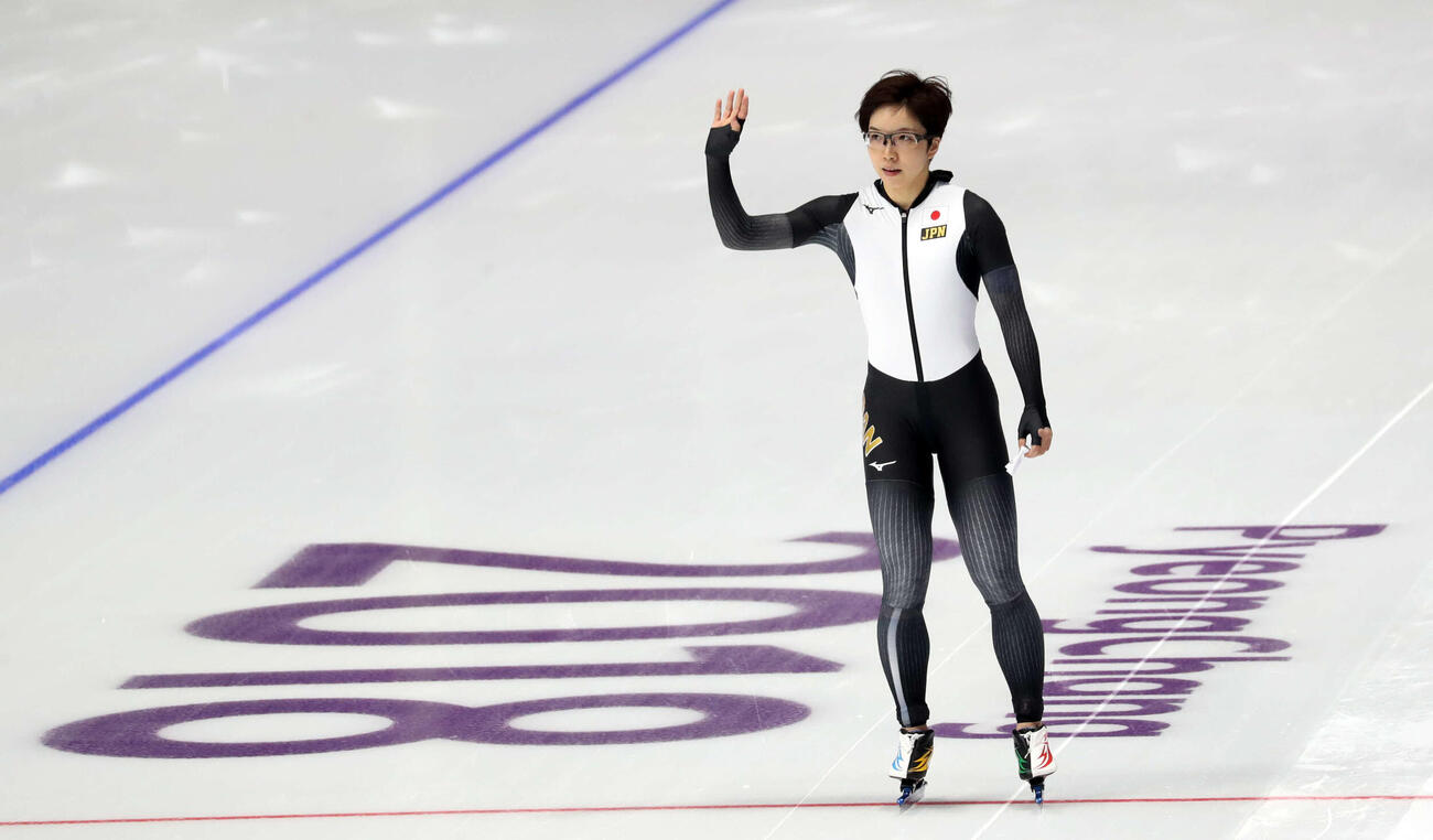 18年2月、女子500メートルで五輪記録を更新し、声援に手を振って応える小平