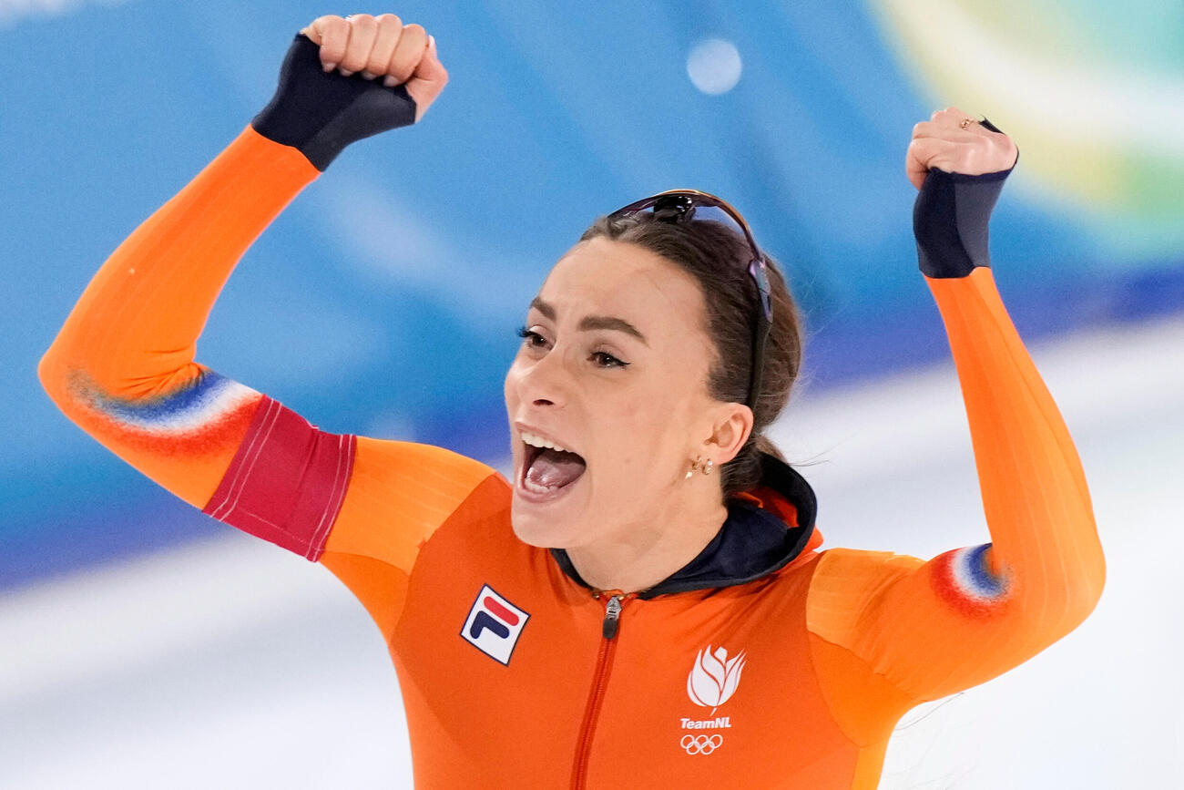 スピードスケート女子500メートルで金メダルを獲得し、笑顔を見せるオランダのフェムケ・コク（AP）