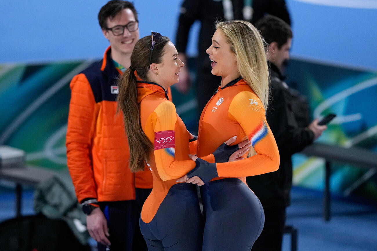 スピードスケート女子500メートル　金メダルのコク（左）と銀メダルのレールダムは笑顔で抱き合う（ロイター）