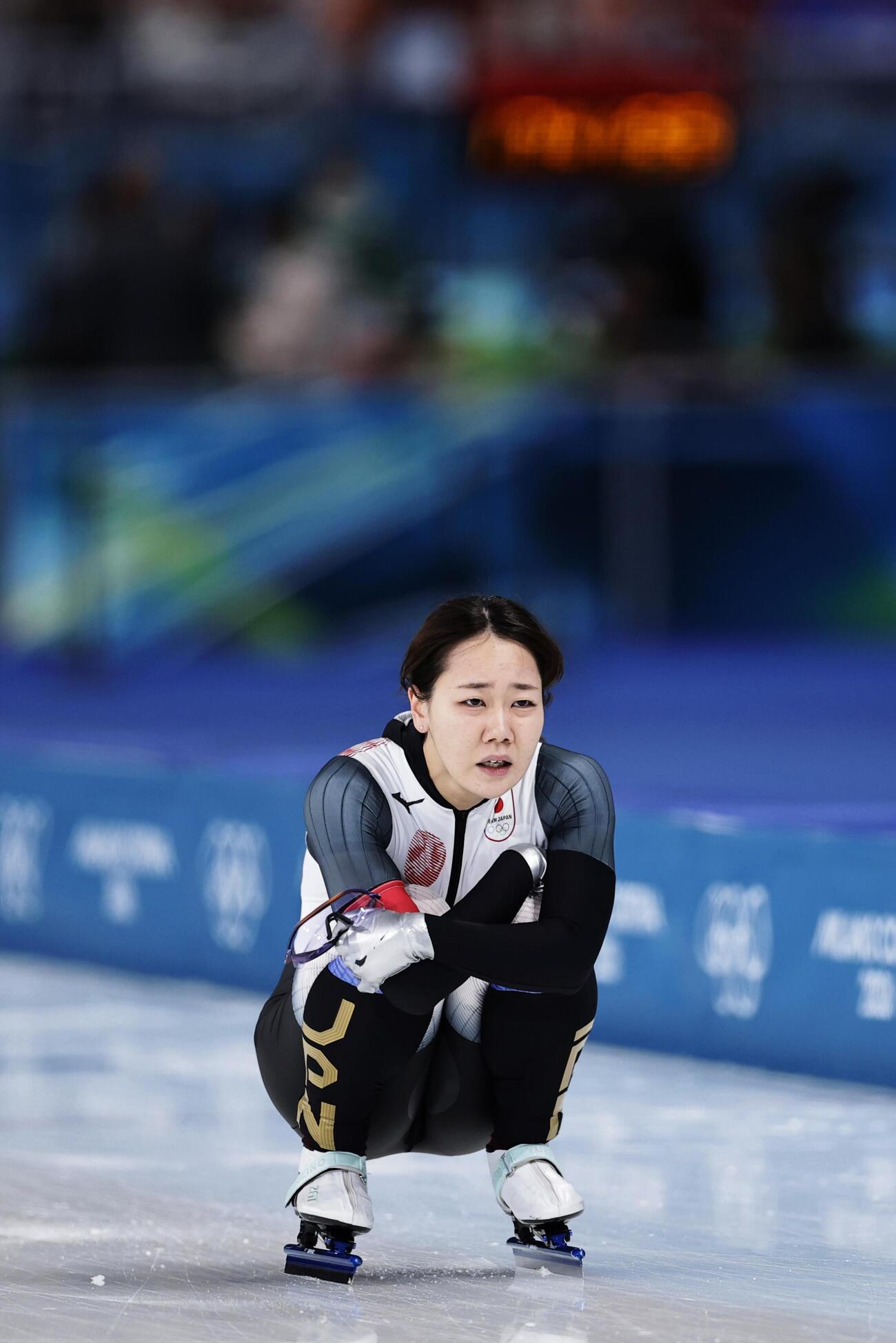スピードスケート女子500ｍ　レースを終えしゃがみ込む吉田雪乃（共同）