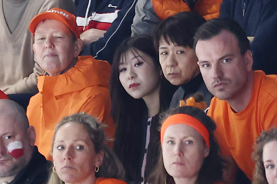 男子500メートルで新濱の応援に駆けつけた妻でロコ・ソラーレの吉田夕（中央）（撮影・前田充）