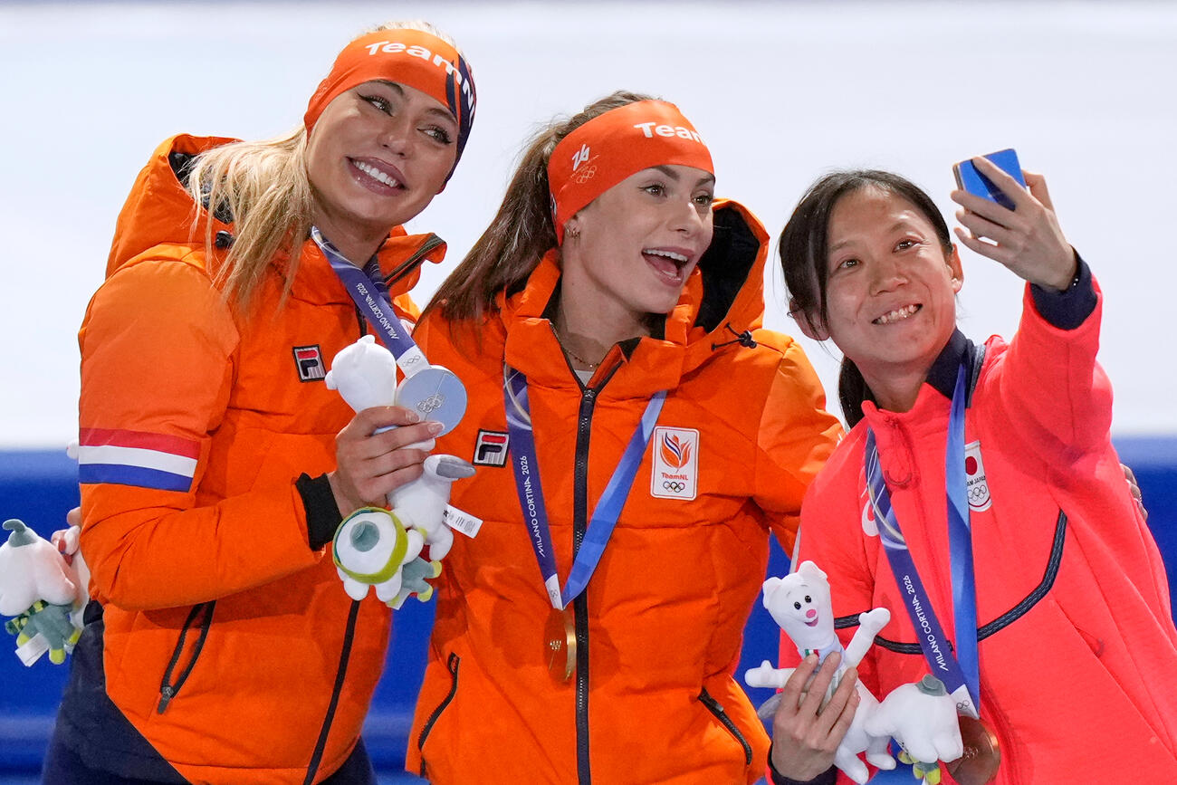 スピードスケート女子500メートル　金メダルのコク（中央）、銀メダルのレールダム（左）と記念撮影をする銅メダルの高木美帆（AP）