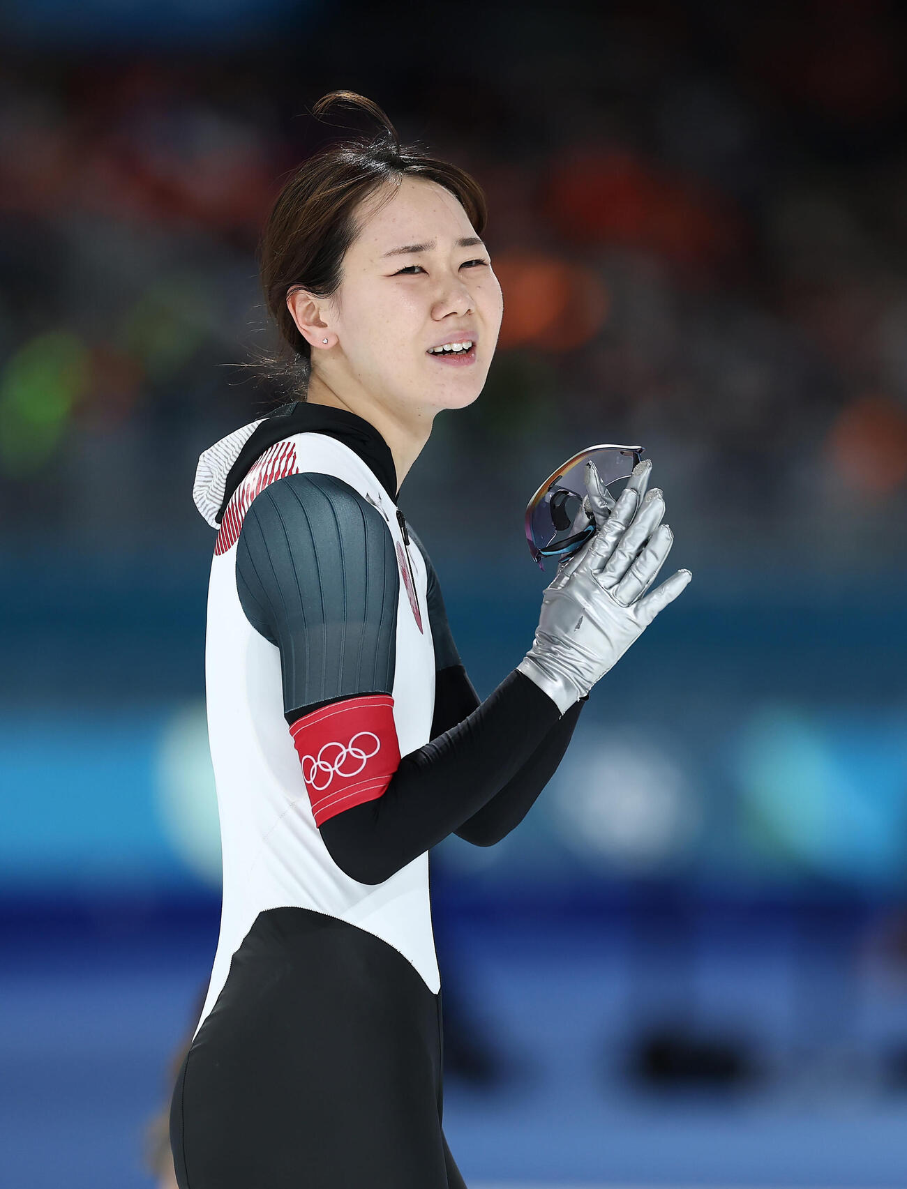女子500メートルで滑走を終え、悔しそうに手を合わせる吉田（撮影・前田充）