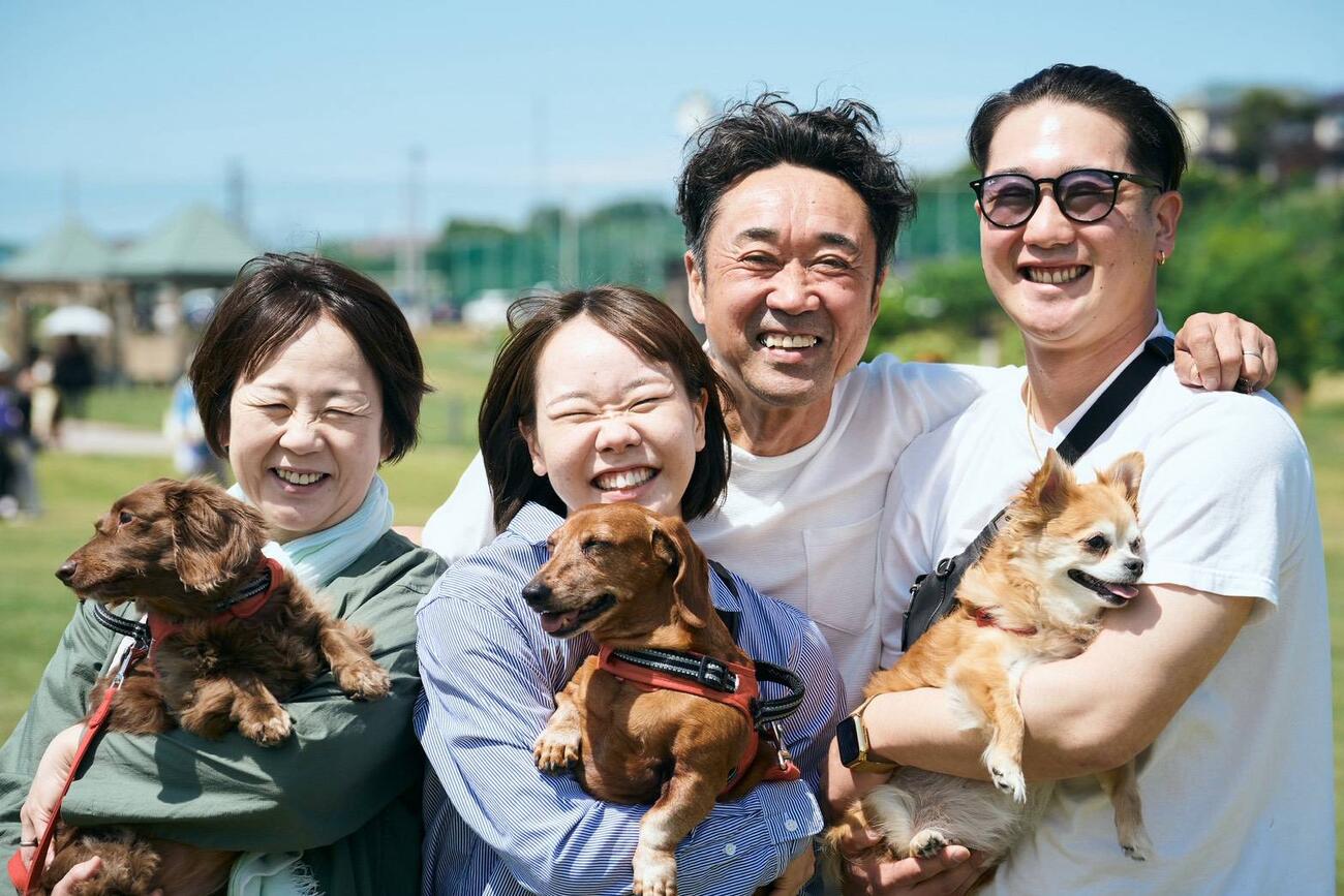 吉田雪乃（左から2人目）は愛犬を手に笑顔を見せる。左から母真由美さん、1人おいて父昭男さん、兄琉太郎さん（家族提供）