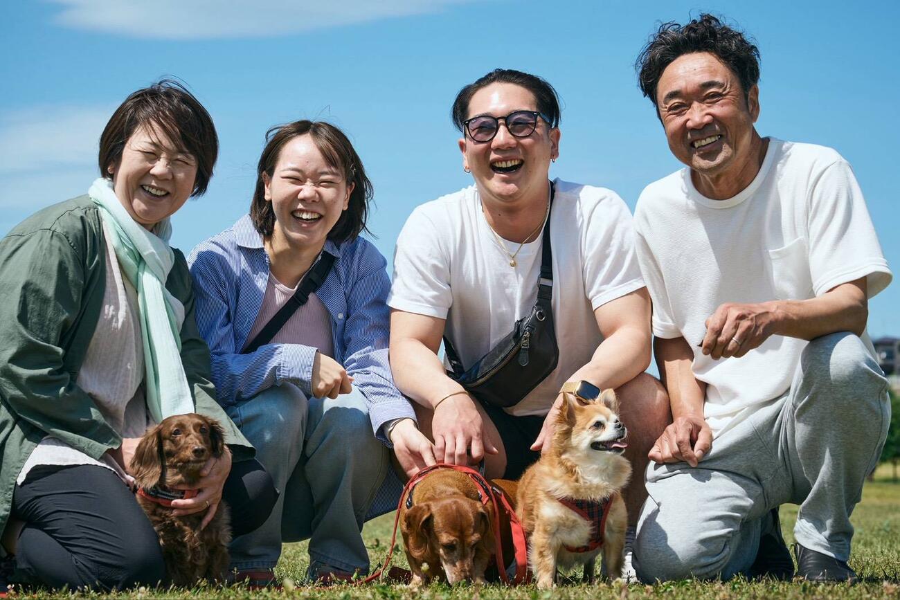 吉田雪乃（左から2人目）は家族と愛犬と笑顔を見せる。左から母真由美さん、1人おいて兄琉太郎さん、父昭男さん（家族提供）