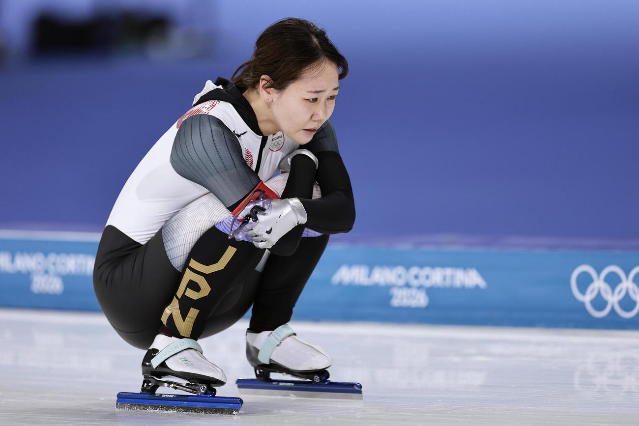 スピードスケート女子500ｍ　レースを終えしゃがみ込む吉田雪乃（共同）