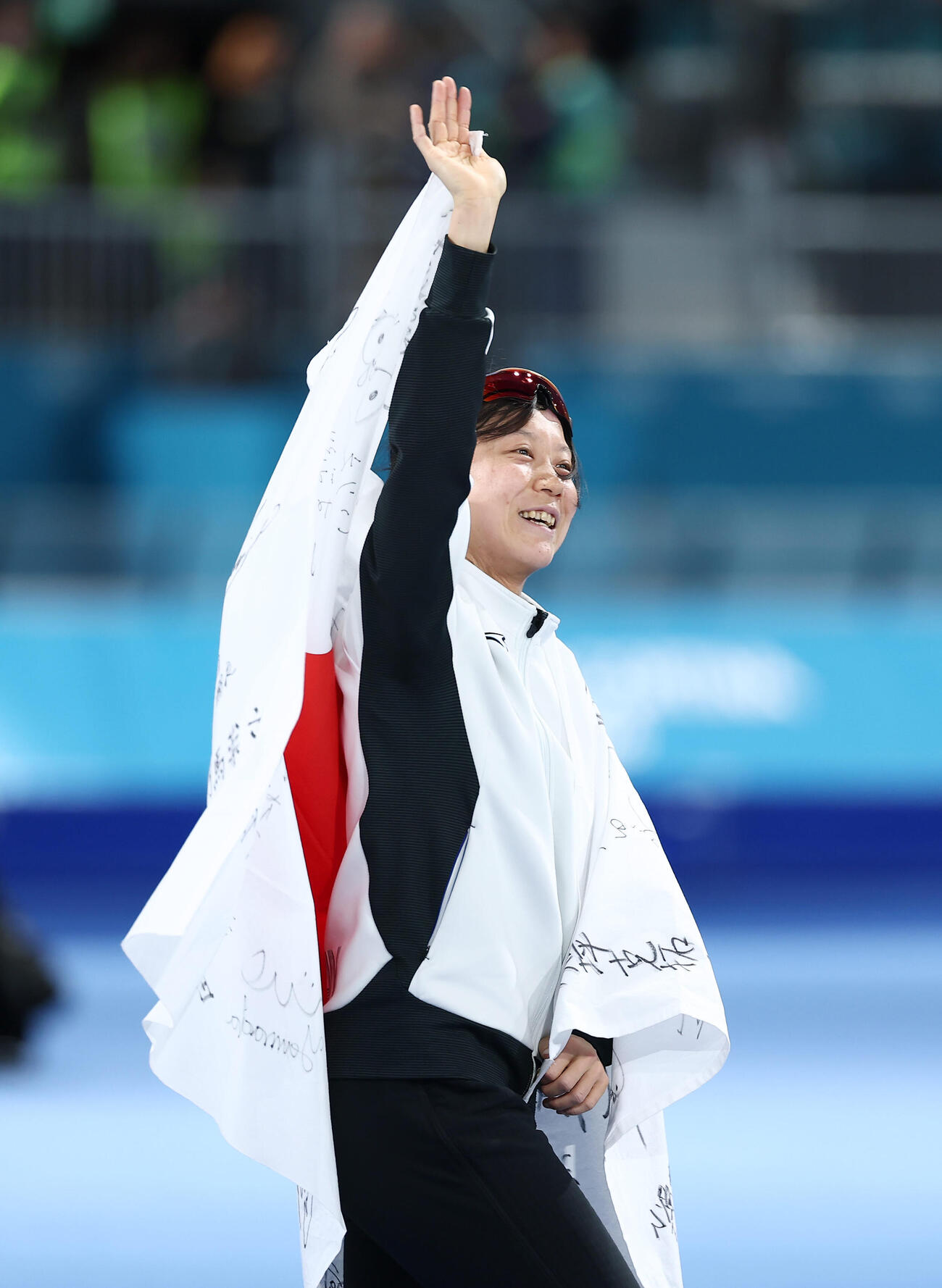 女子500メートルで銅メダルを獲得し、笑顔で歓声に応える高木（撮影・前田充）