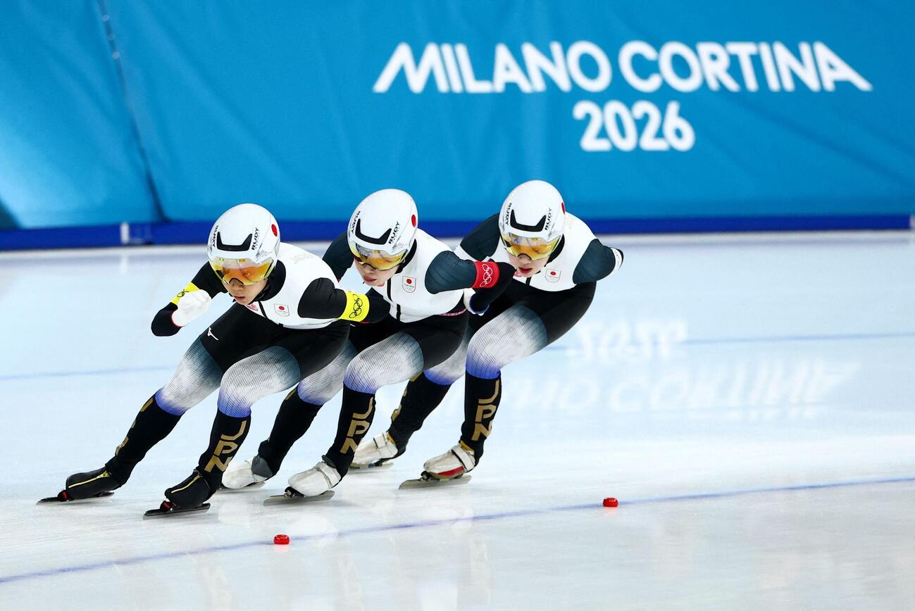 スピードスケート女子団体追い抜き準決勝　日本の高木美帆、佐藤綾乃、堀川桃香がオランダとの準決勝でプレー（ロイター）