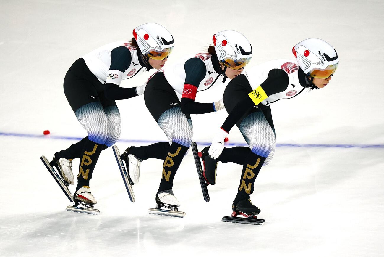 スピードスケート女子団体追い抜き準決勝　日本の高木美帆、佐藤綾乃、堀川桃香がオランダとの準決勝でプレー（ロイター）