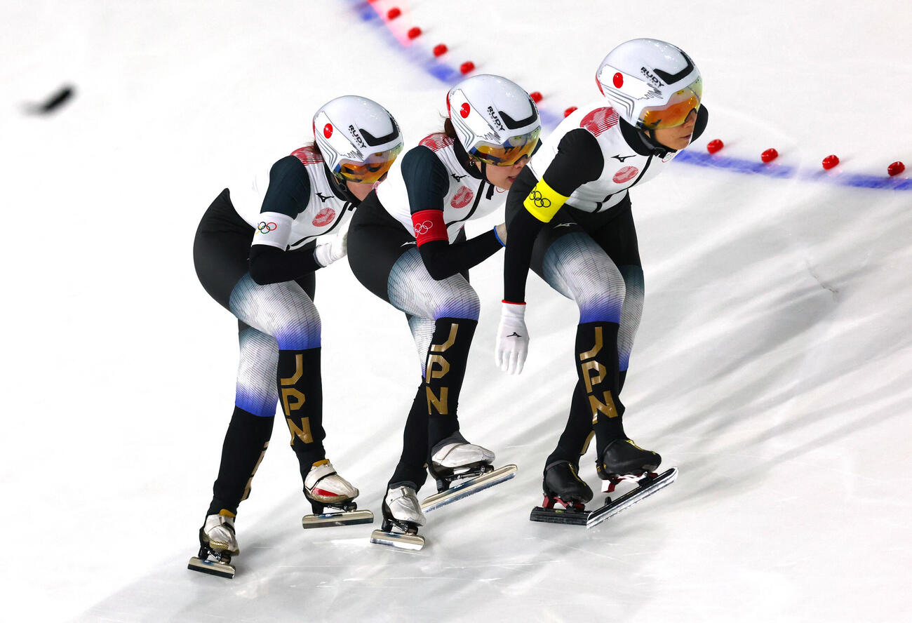 スピードスケート女子団体追い抜き準決勝　日本の高木美帆、佐藤綾乃、堀川桃香がオランダとの準決勝でプレー（ロイター）