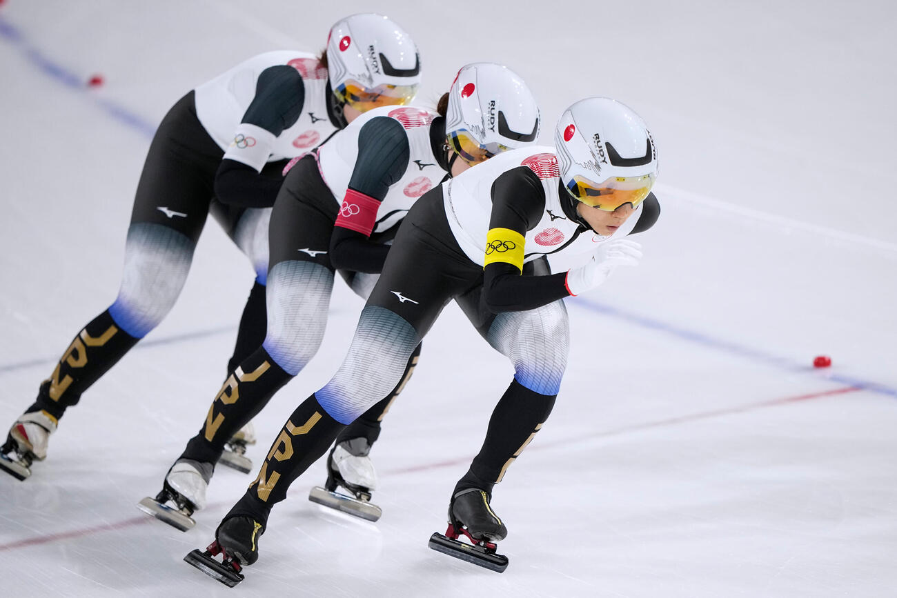 スピードスケート女子団体追い抜き準決勝　日本チームの高木美帆、佐藤綾乃、堀川桃香（AP）