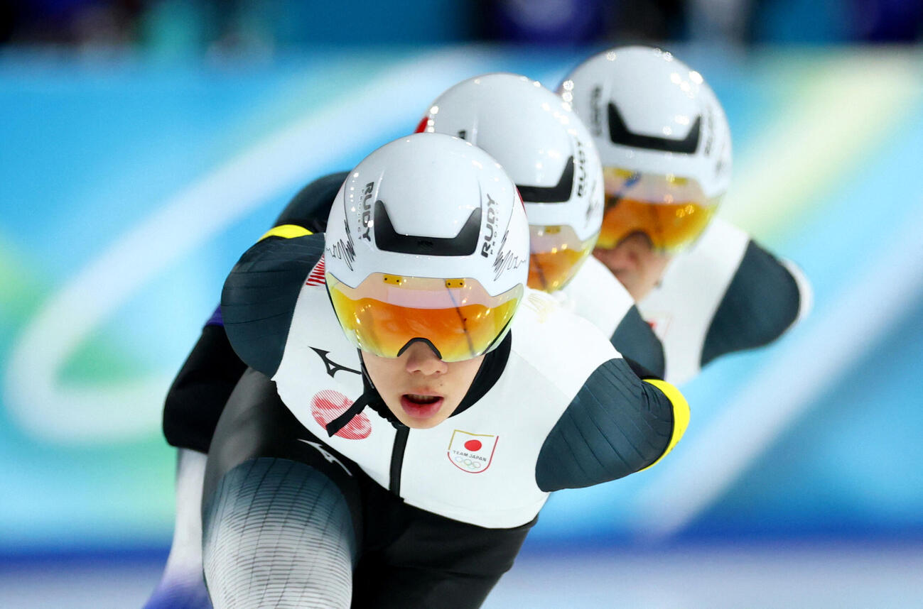 男子団体追い抜き順位決定戦　滑走する山田和哉、佐々木翔夢、蟻戸一永（ロイター）