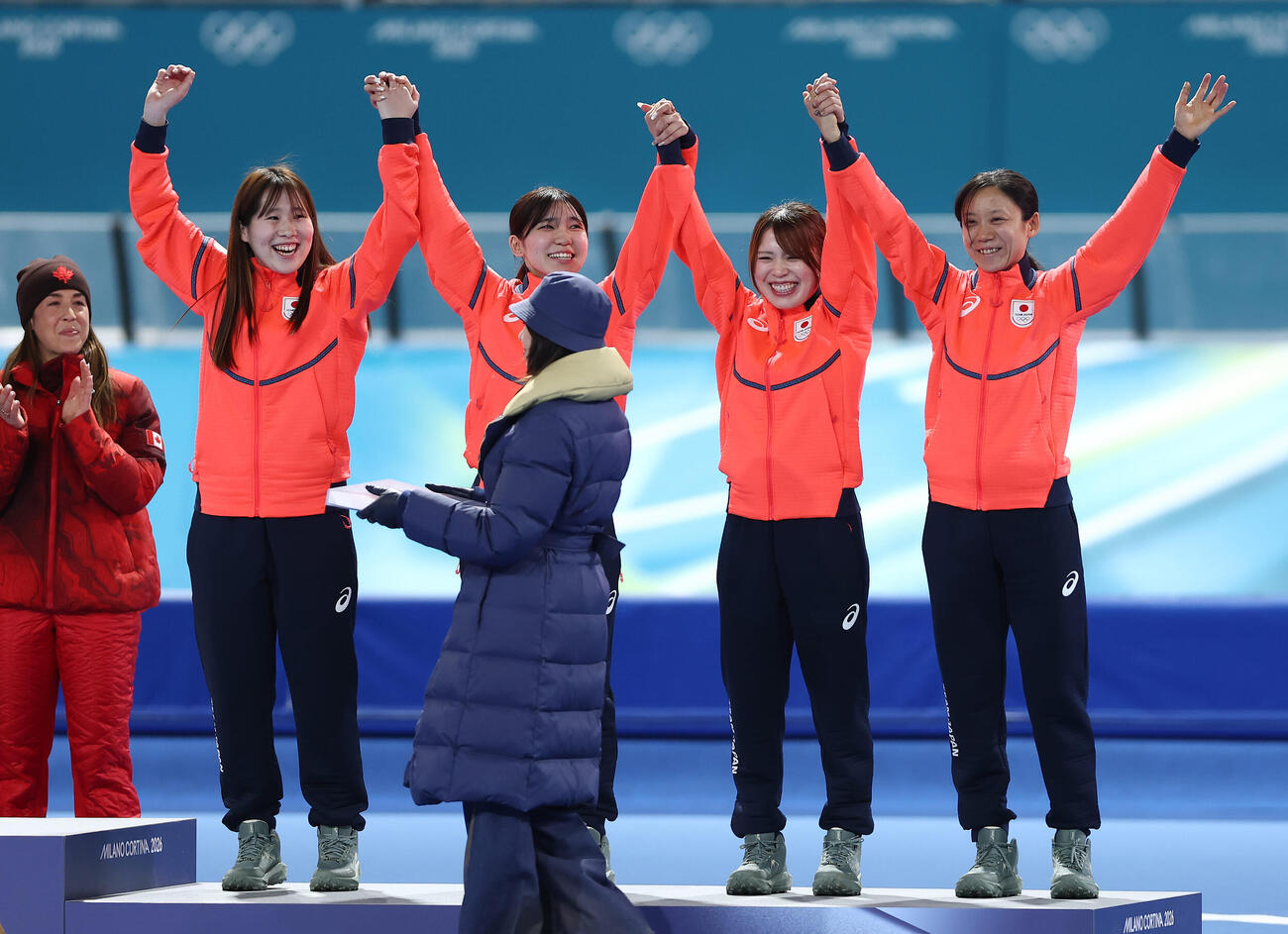 銅メダルを獲得し、笑顔で表彰台に上がる日本チーム。右から高木、佐藤、野明、堀川（撮影・前田充）