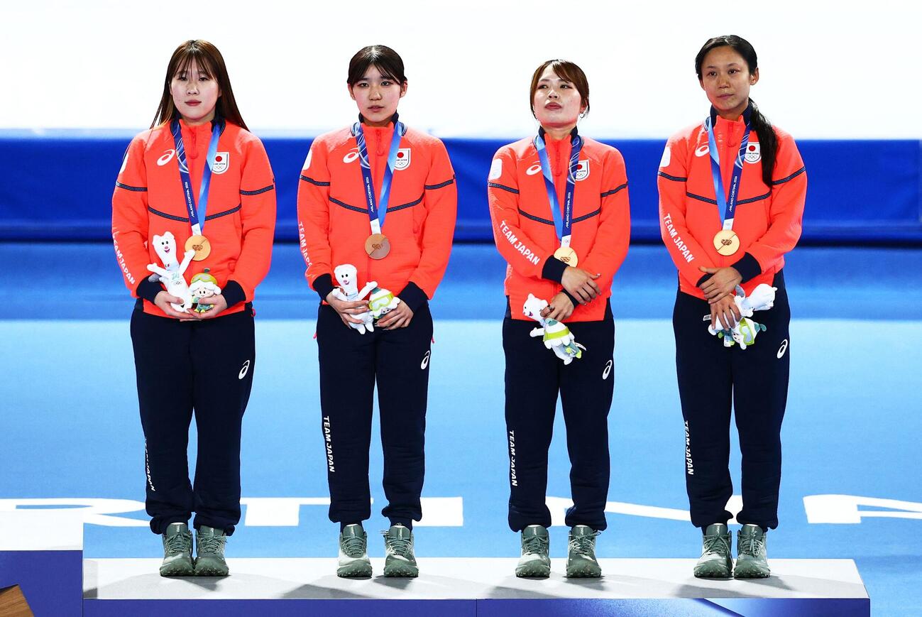 スピードスケート女子団体追い抜き　銅メダルを獲得した日本。左から堀川桃香、野明花菜、佐藤綾乃、高木美帆（ロイター）