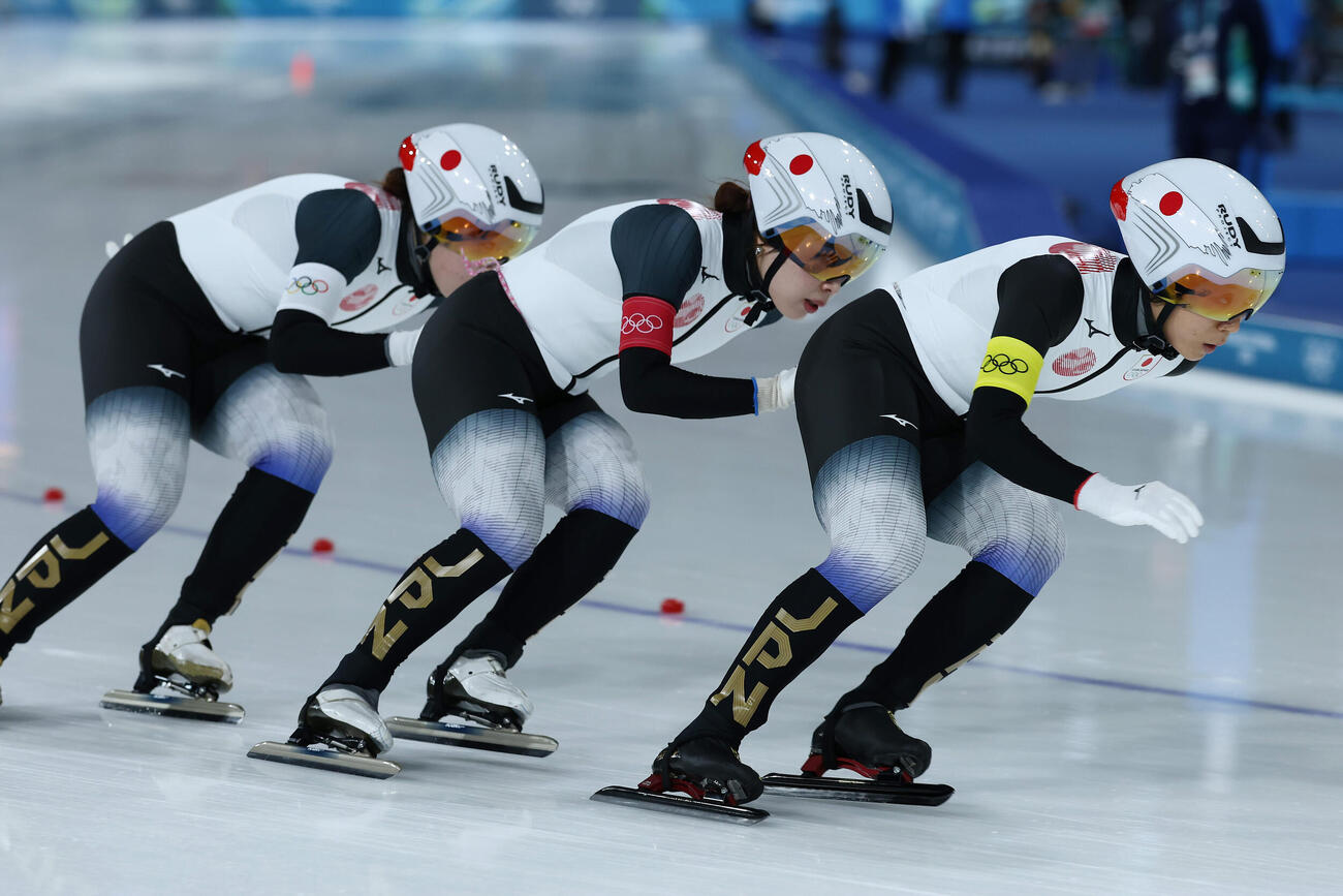準決勝で滑走する日本チーム。右から高木、佐藤、堀川（撮影・前田充）