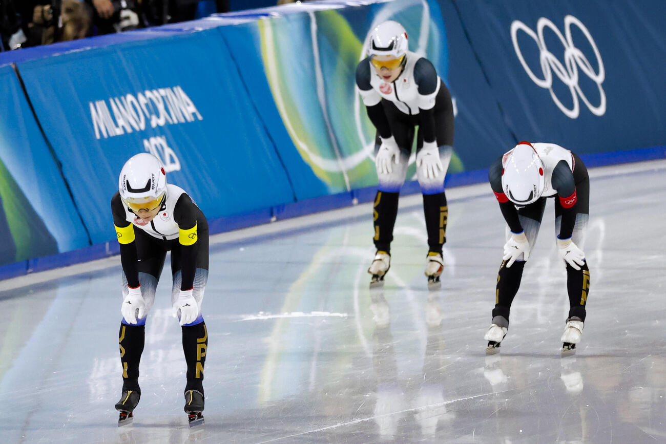 女子団体追い抜き準決勝　レースを終え肩を落とす高木美帆（左）ら日本チーム（共同）