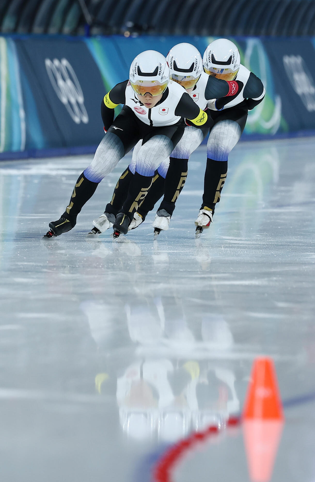 準決勝で滑走する日本チーム。手前から高木、佐藤、堀川（撮影・前田充）