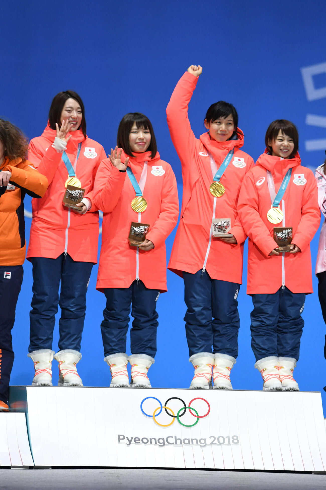 平昌五輪　金メダルを手に表彰台で笑顔の、左から菊池彩、佐藤、高木美、高木菜（18年2月22日撮影）