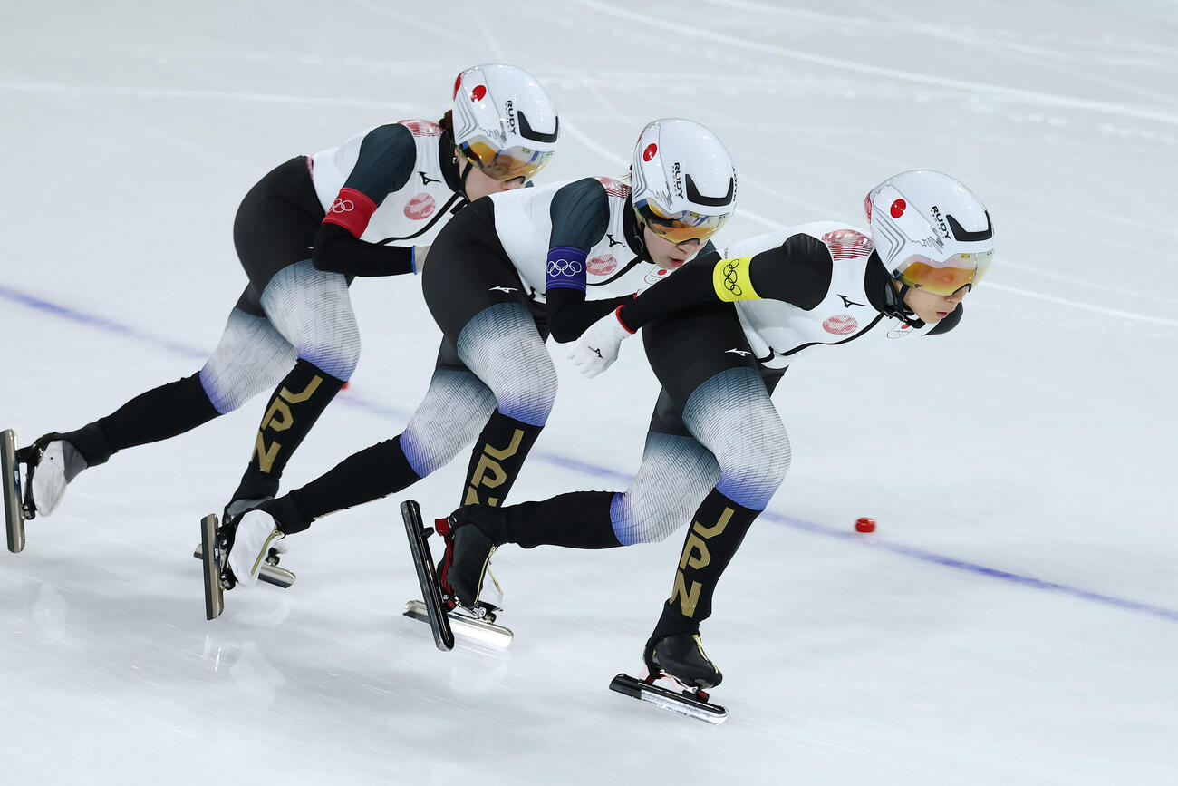 3位決定戦で滑走する日本チーム。右から高木、野明、佐藤（撮影・前田充）