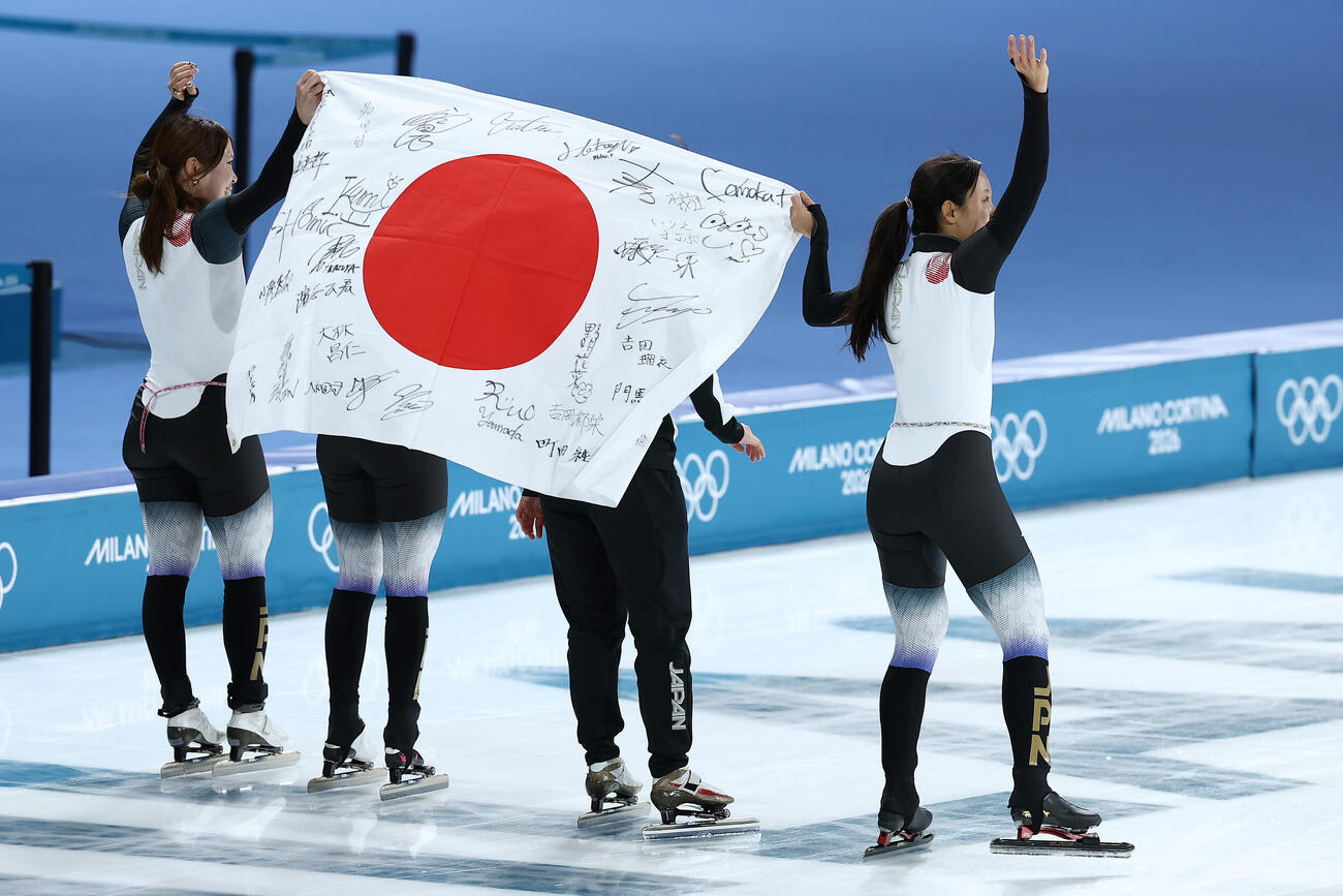 銅メダルを獲得し、日の丸を手に歓声に応える高木（右端）ら日本チームの選手たち（撮影・前田充）