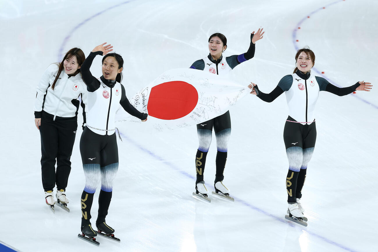 銅メダルを獲得し、日の丸を手に歓声に応える日本チーム。左から堀川、高木、野明、佐藤（撮影・前田充）