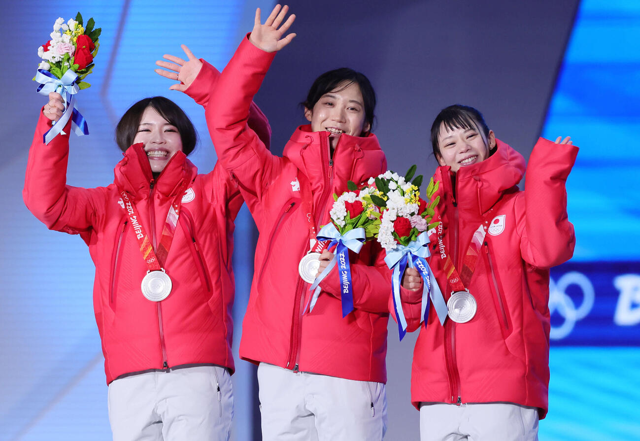 北京五輪　団体追い抜きで銀メダルを獲得した、左から佐藤綾乃、高木美帆、高木菜那（22年2月15日撮影）