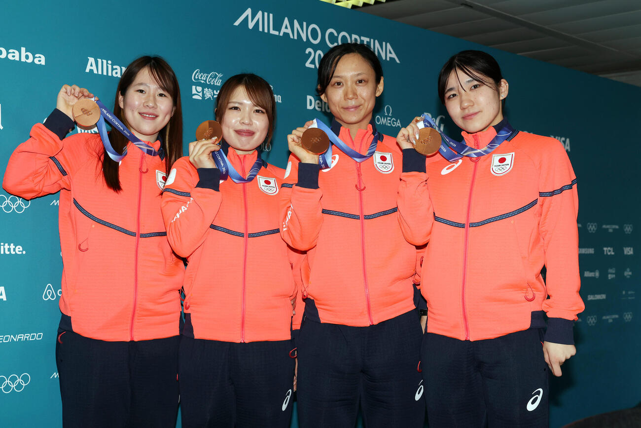 パシュートで銅メダルを獲得した日本チーム。左から堀川、佐藤、高木、野明（撮影・前田充）
