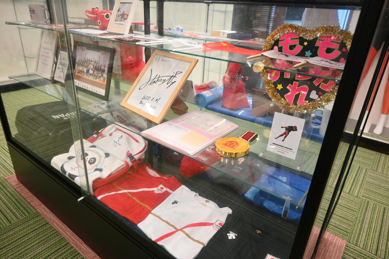 堀川の実家に新しく建てられた記念館2号館の入り口には22年北京五輪のコーナーがある（撮影・飯岡大暉）