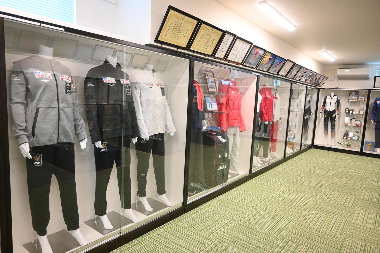 実家の記念館には、堀川が着用した歴代のウエアが展示されている（撮影・飯岡大暉）