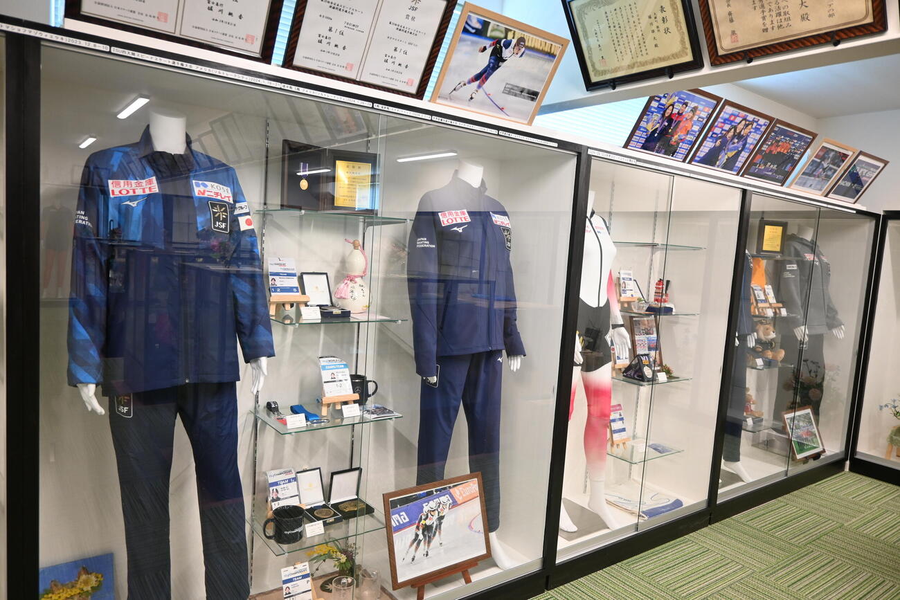 実家の記念館には、堀川が着用した歴代のウエアが展示されている（撮影・飯岡大暉）
