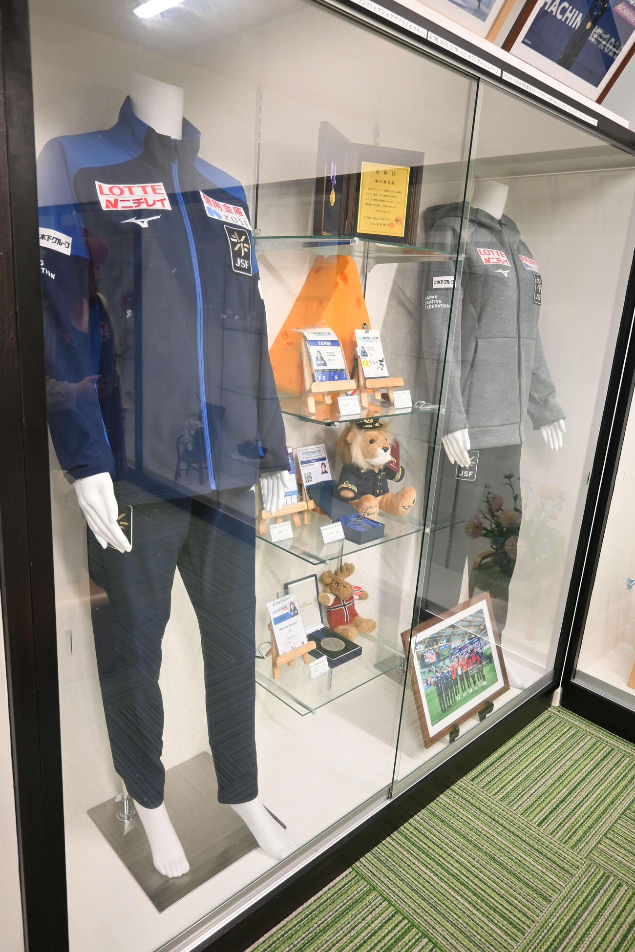 実家の記念館には、堀川が着用した歴代のウエアが展示されている（撮影・飯岡大暉）