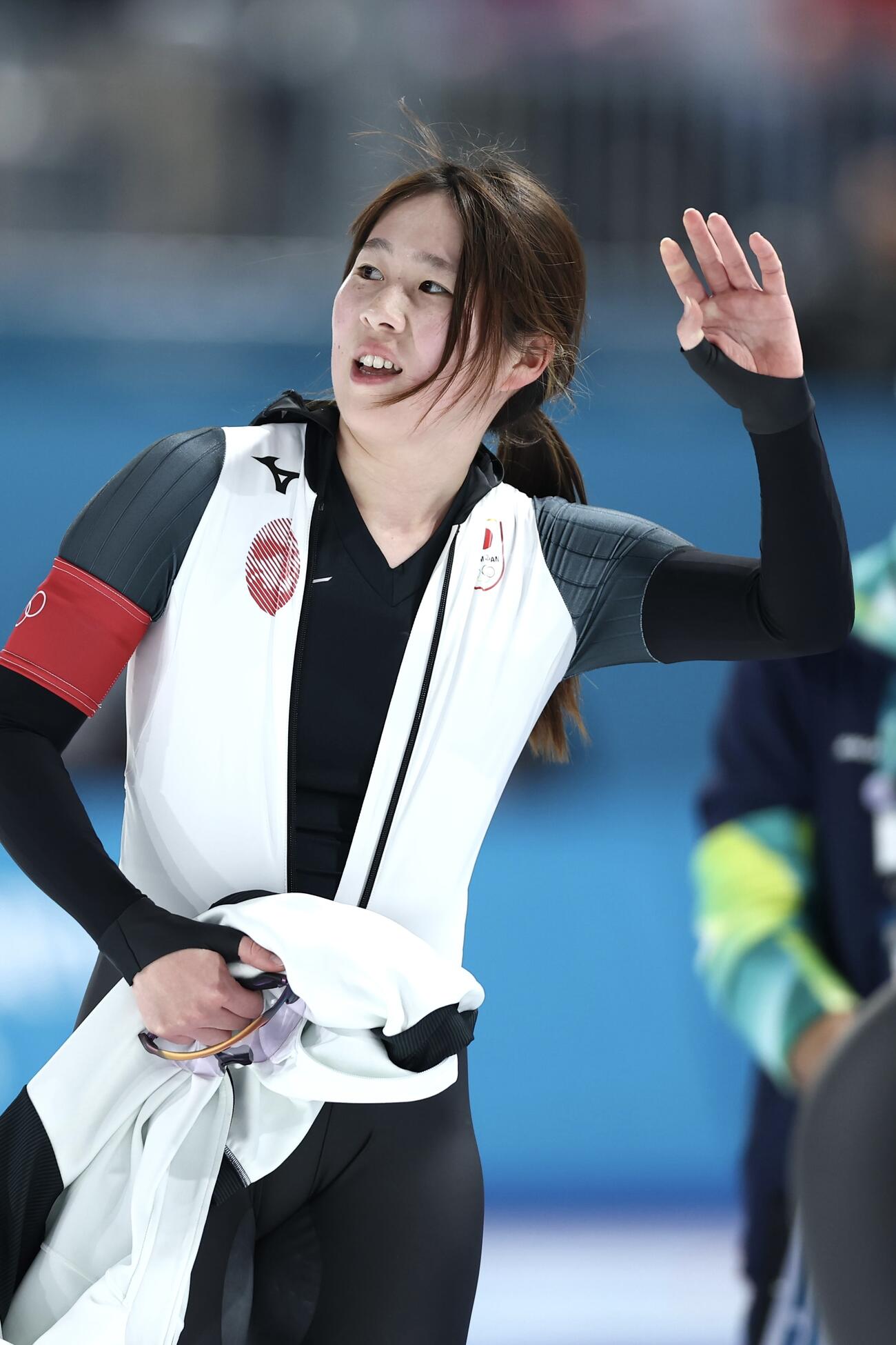 女子1500メートルで滑走を終え手を振る堀川（撮影・前田充）