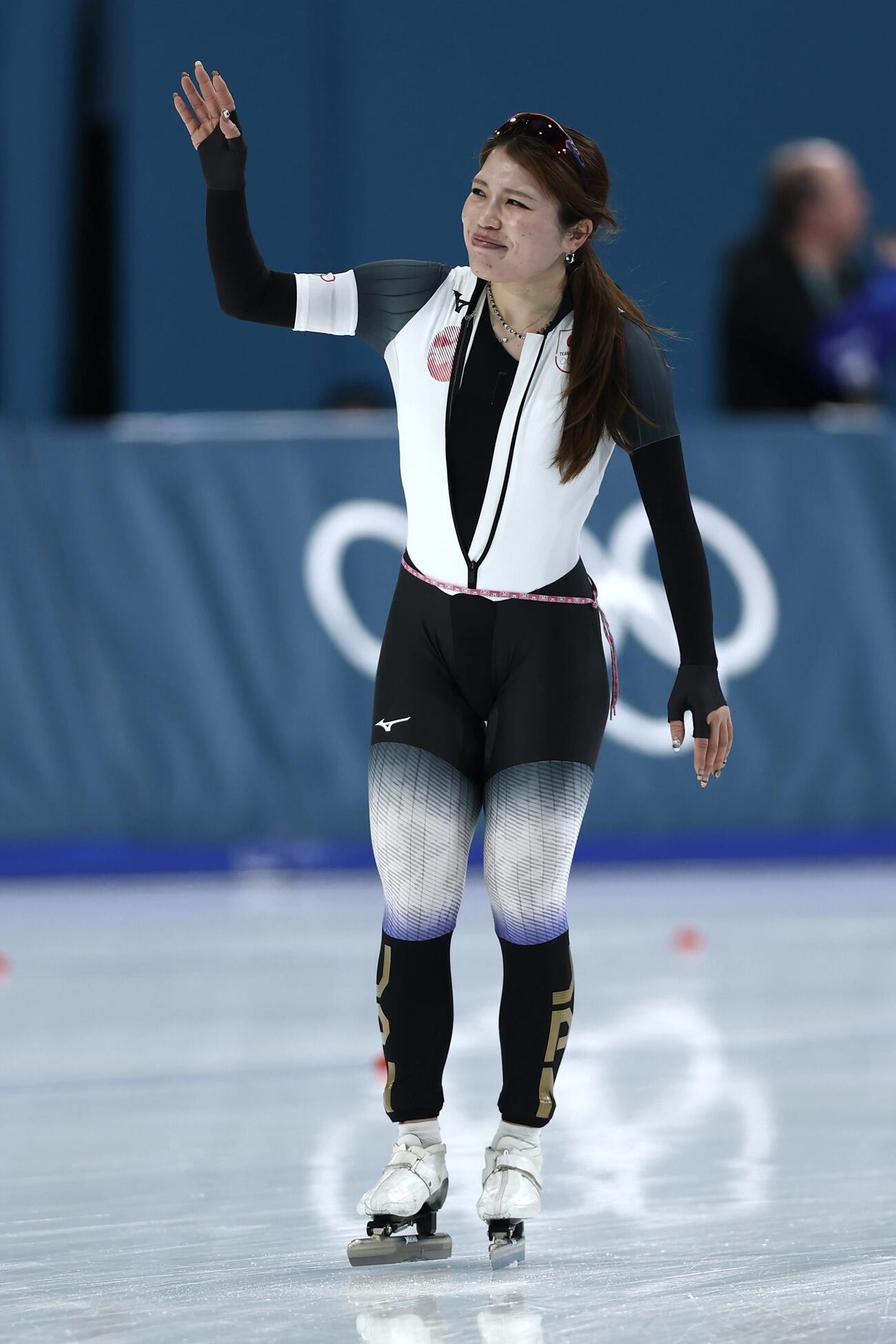 女子1500メートルの滑走後、手を振る佐藤（撮影・前田充）