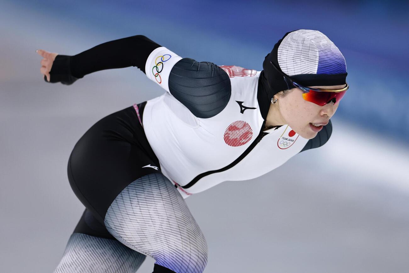 女子1500 メートル 　滑走する佐藤綾乃（共同）
